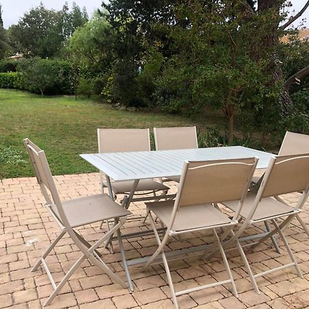 Gite En Provence Dans Grand Jardin Avec Piscine Partagee コルニヨン・コンフー エクステリア 写真