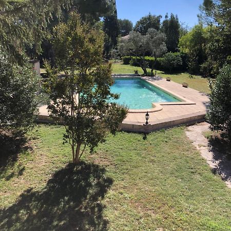 Gite En Provence Dans Grand Jardin Avec Piscine Partagee コルニヨン・コンフー エクステリア 写真